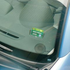 Identification rapide du véhicule grâce au fixe badges sur pare-brise