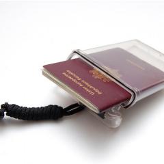Le Passport holder est un boîtier étanche, livré avec un cordon noir