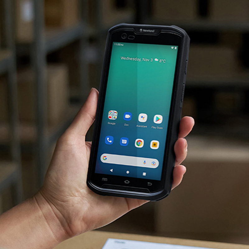 Exemple d'utilisation dans un entrepôt en logistique du smartphone durci MT93 Megattera Series
